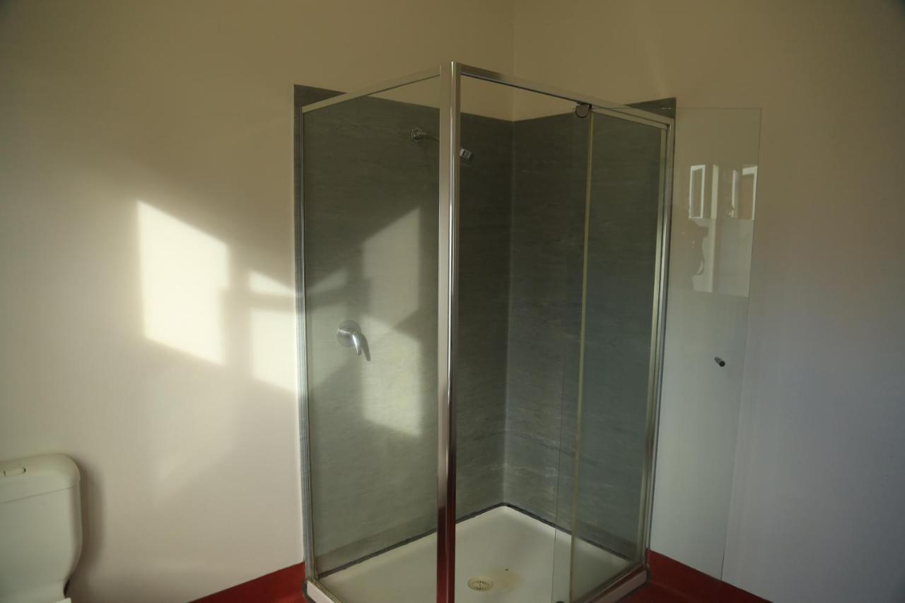 The Mansion Melbourne Hostel Exterior photo A shower cubicle