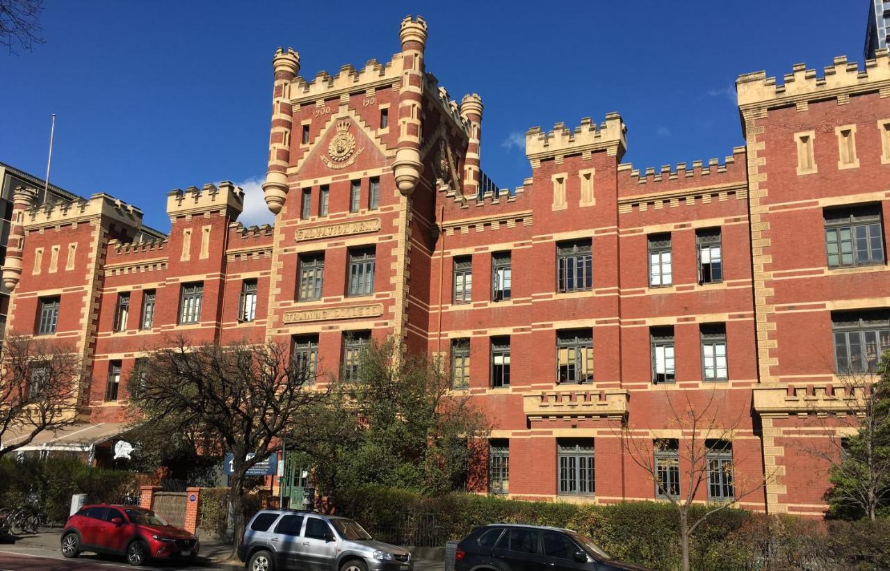 The Mansion Melbourne Hostel Exterior photo The Old Museum Building