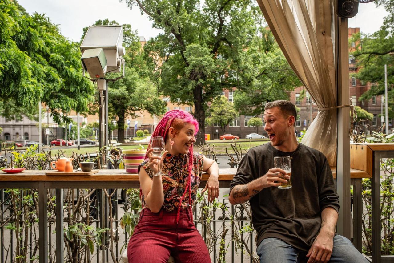 The Mansion Melbourne Hostel Exterior photo A couple drinking coffee in Belgrade