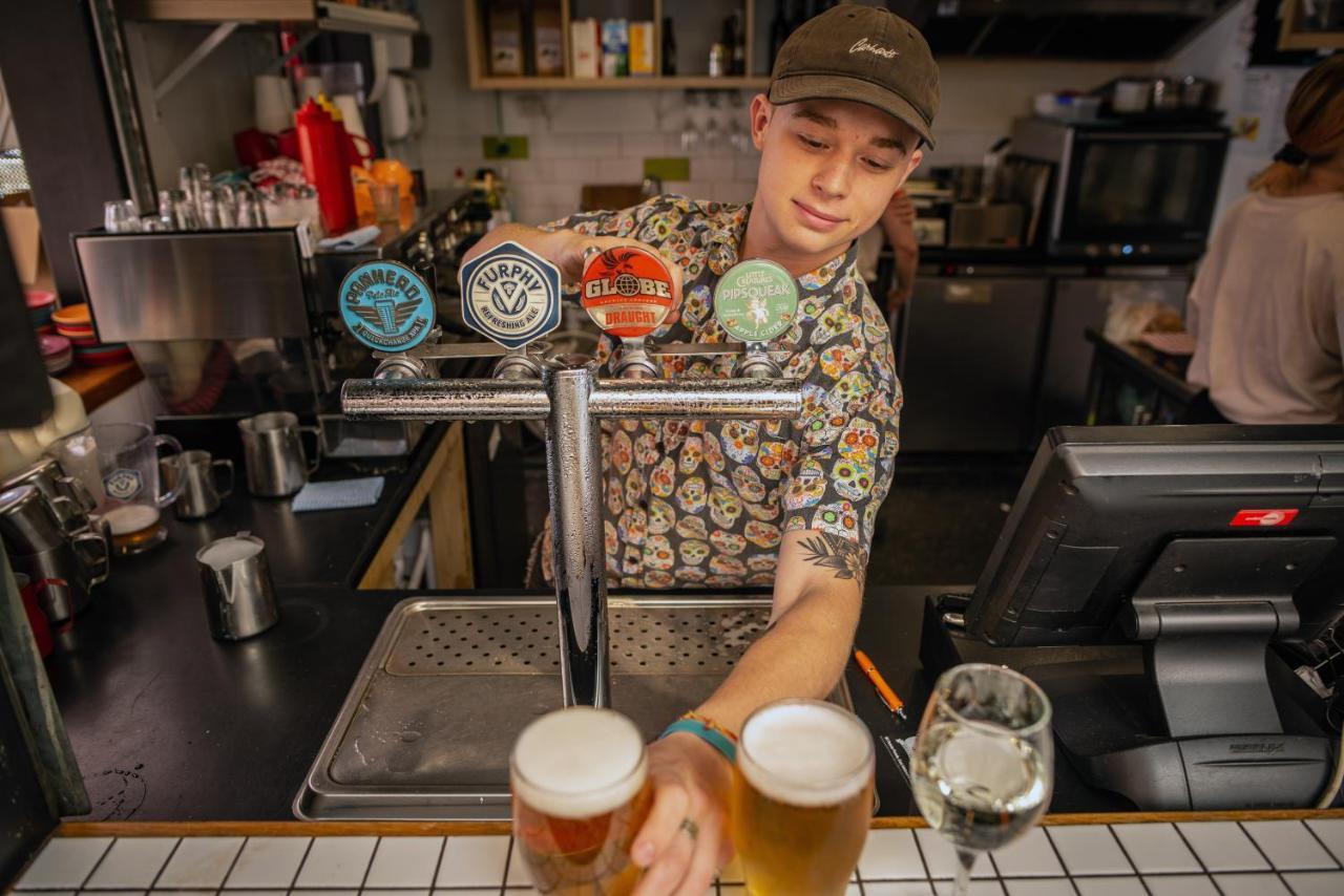 The Mansion Melbourne Hostel Exterior photo A bartender serving beer